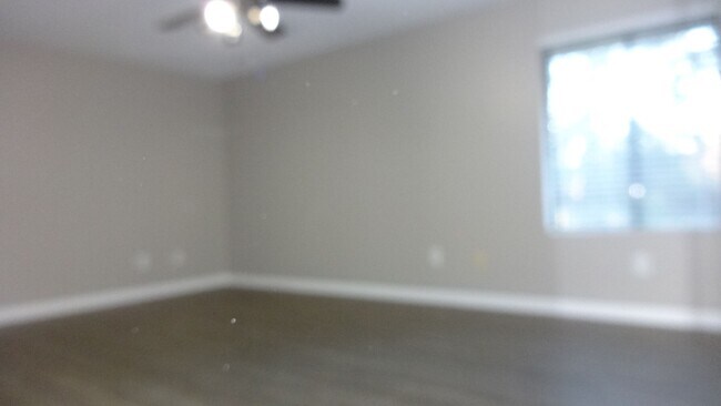 Foto del edificio - Beautiful 2 Bed/2 Bath Condo - Hardwood Floors - Granite Counters - Gas Fireplace - Community Pool