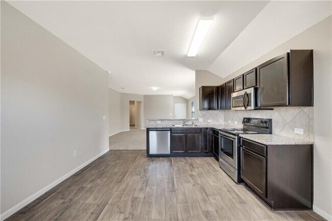 Foto del edificio - 14508 Strata Rd