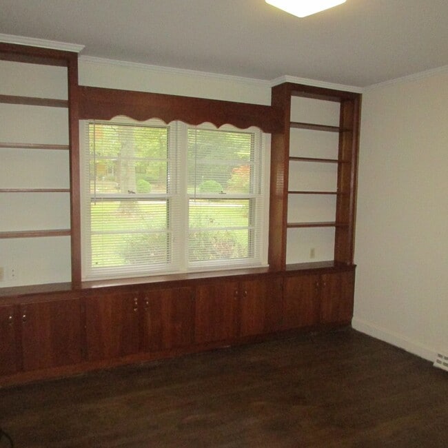 Building Photo - ComingSoon! 3 bedroom 2 bathroom home loca...
