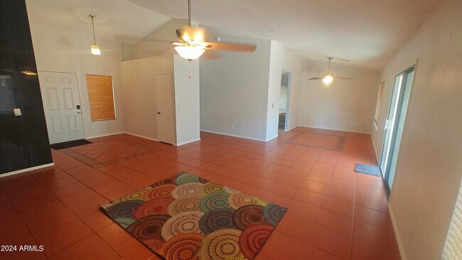 Foto del edificio - 7601 W Beryl Ave