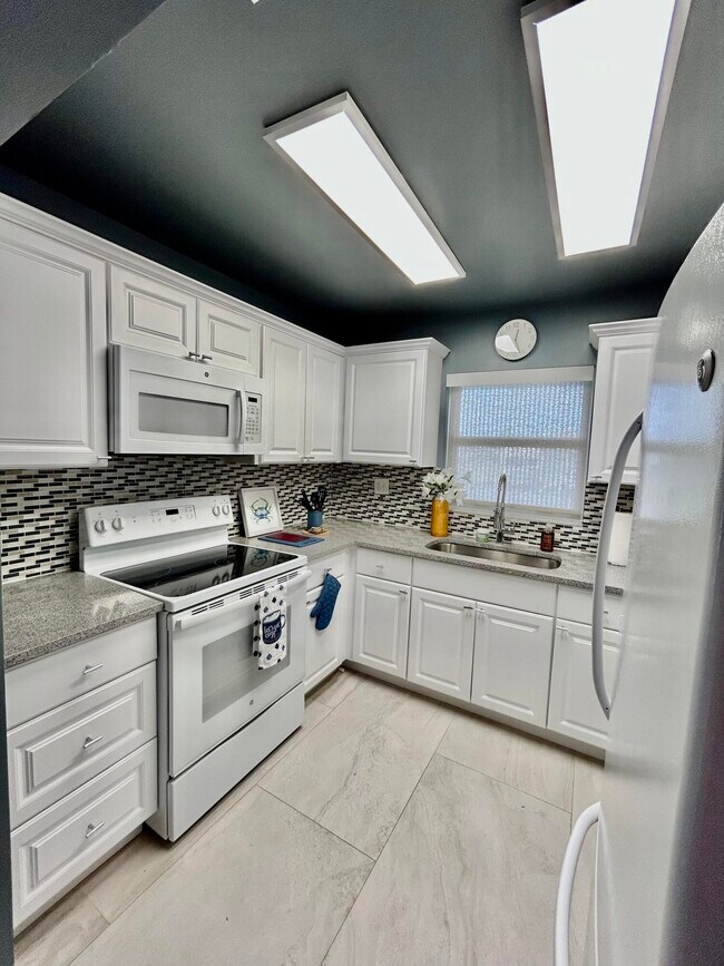 Foto del edificio - 5289 Lakefront Blvd