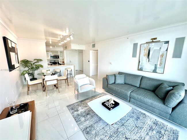 Building Photo - 1155 Brickell Bay Dr