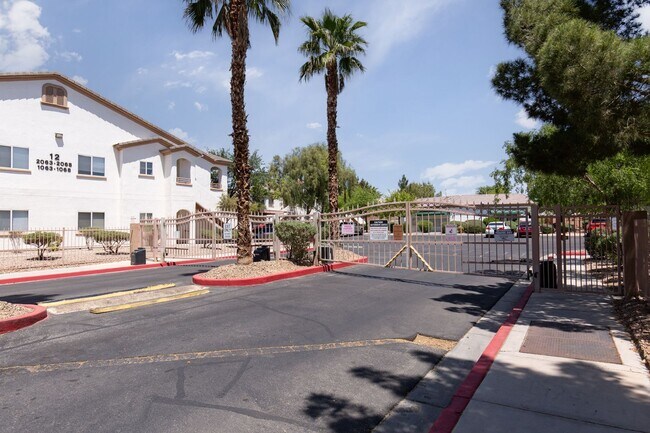 Building Photo - Two bedroom unit in gated SE community wit...