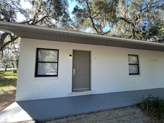 Building Photo - 5600 NE 32nd St