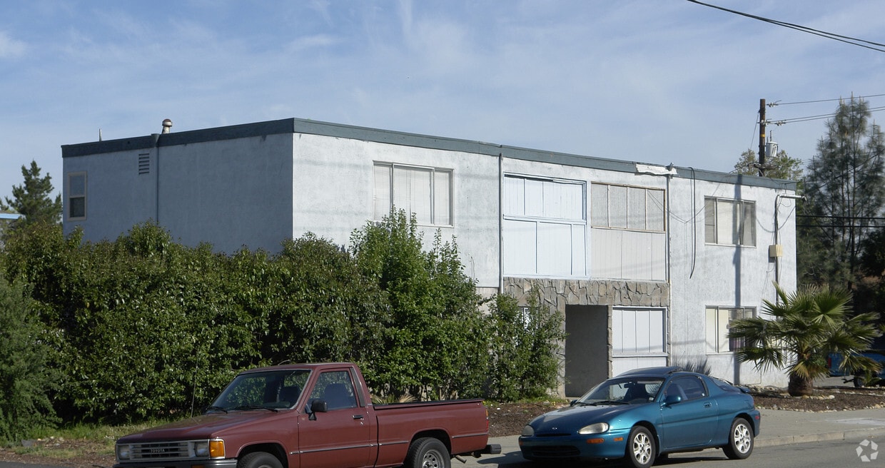 Building Photo - 389 McLeod St