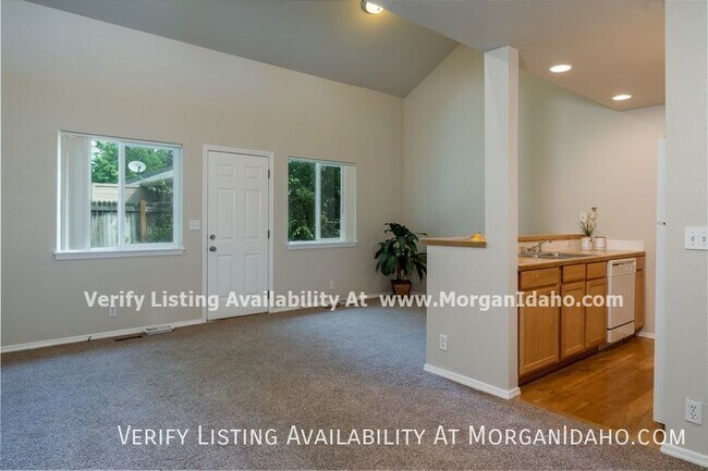 Building Photo - Conveniently located Boise Bench townhomes
