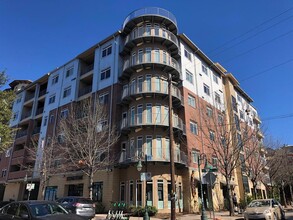 Building Photo - 910 W 25th St