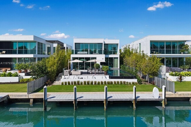 Building Photo - 1051 W 48th St