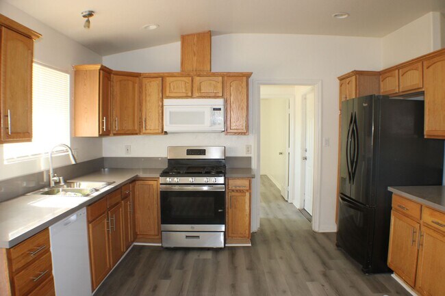 Foto del edificio - Move-In Ready 4BR/2BA with New Flooring, Fireplace & Spacious Kitchen
