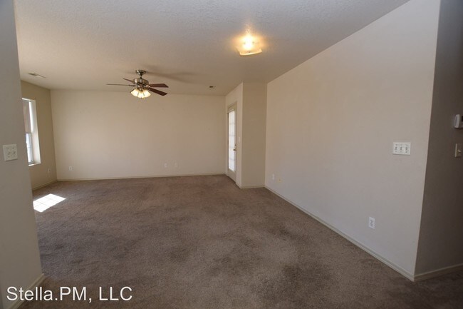 Building Photo - 1718 Redbud Dr
