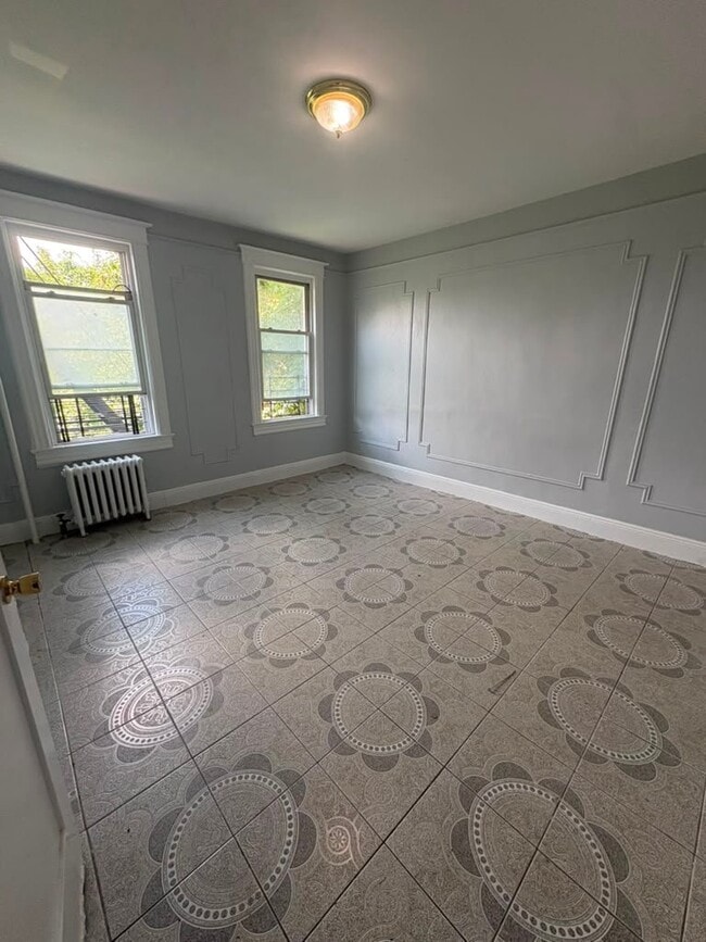 Building Photo - 127 Stanley Ave