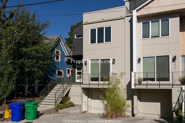 Building Photo - 3418 N Commercial Ave