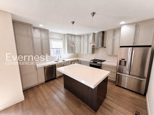 Foto del edificio - 3 Bed, 3 Bath Home with Garage / Available Soon!