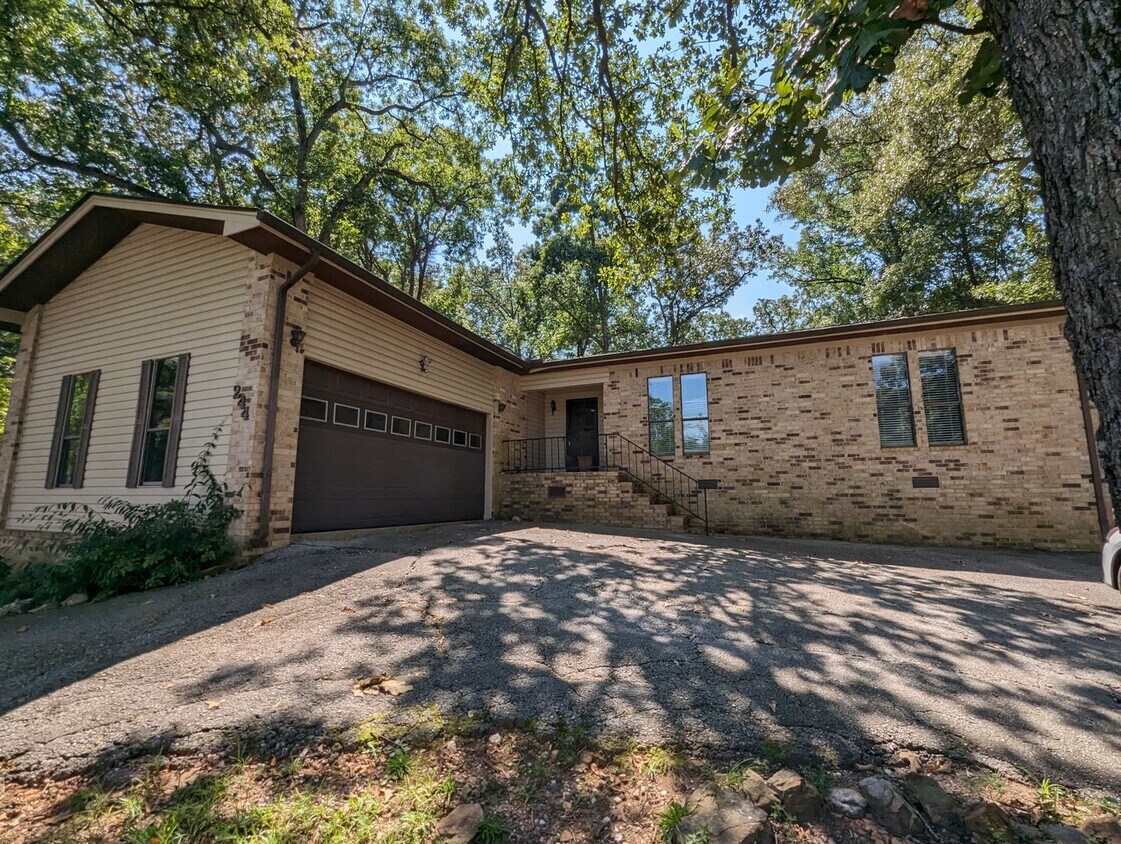 Primary Photo - Luxurious 3/2 Next to the Golf Course and ...