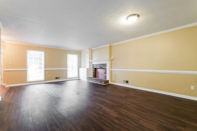 Building Photo - 2432 Hillboro Cir S W