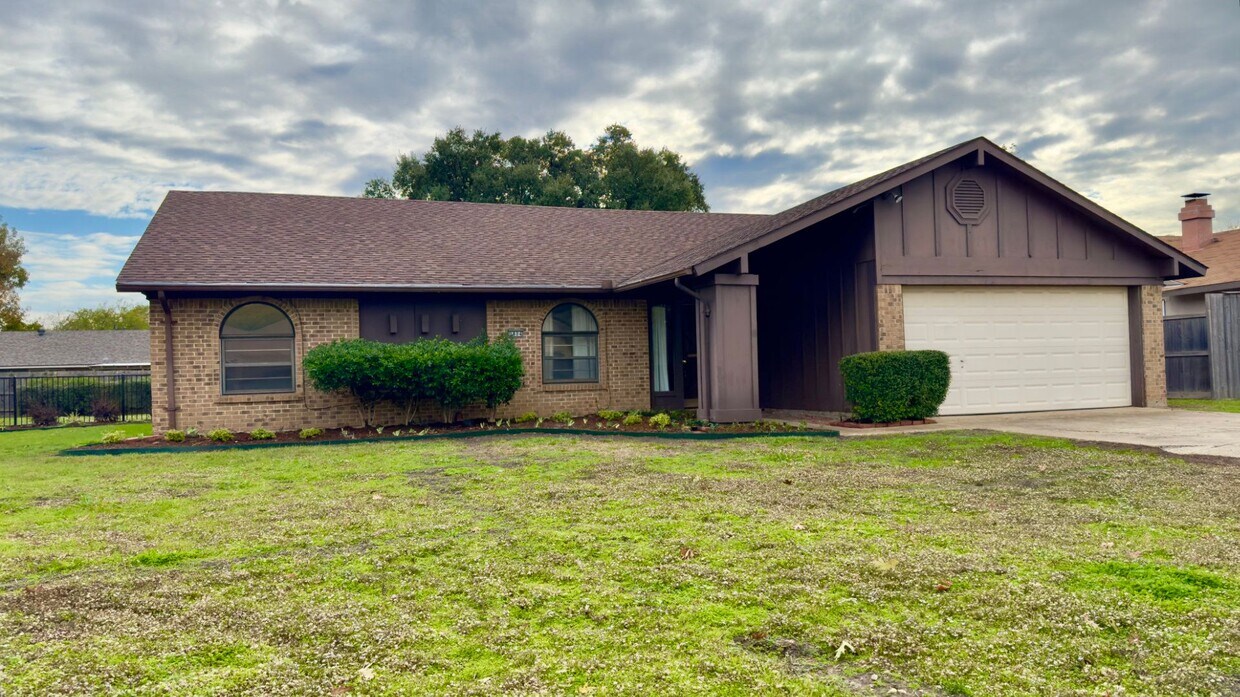 Primary Photo - Stunning 4/2/2 in Carrollton Ready For Mov...