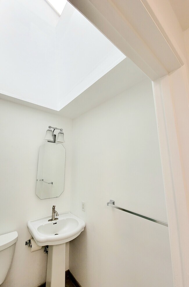 Building Photo - 1700 Fremont Ct