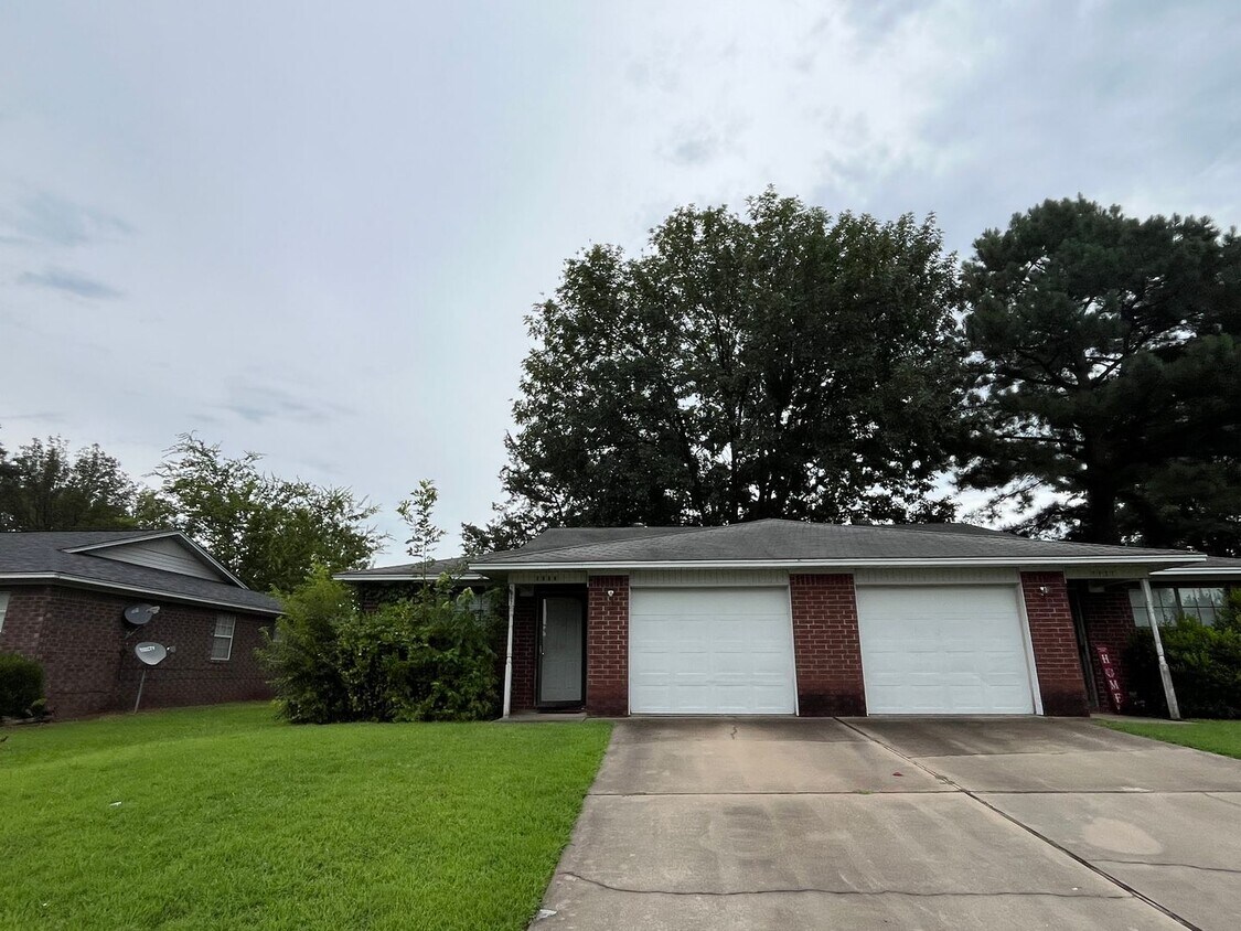 Primary Photo - 1300-1302 University Dr