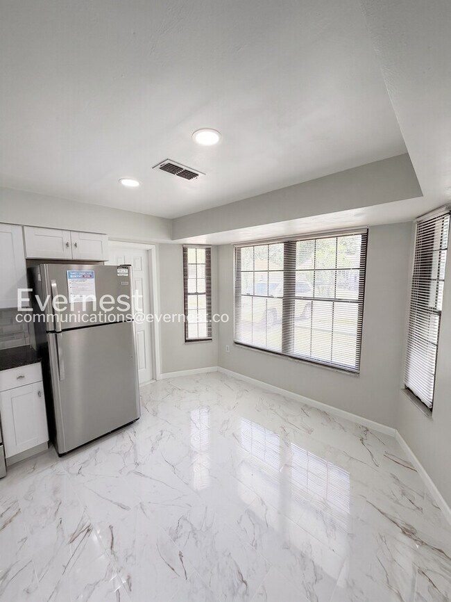 Foto del edificio - 3 Bed/2 Bath Home with Garage / Available Now!