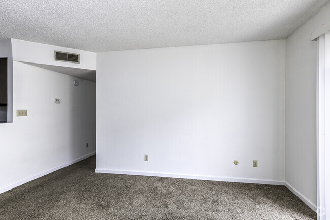 1BR, 1BA - 595SF - Highland Square Apartments