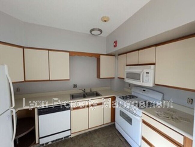 Building Photo - 1619 Main St