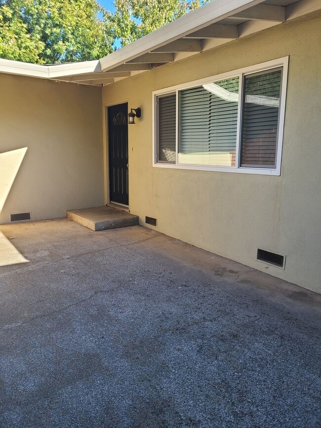 Building Photo - 139 W Lassen Ave