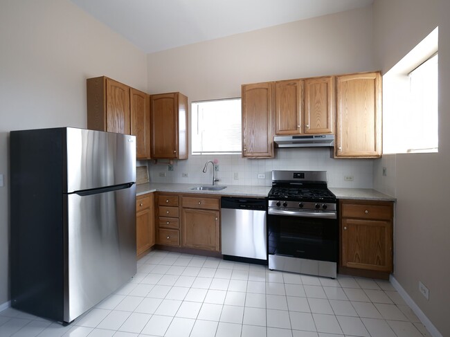 Building Photo - 2849 W Belmont Ave