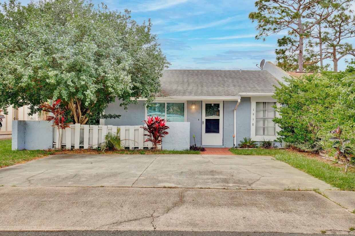 Primary Photo - Beautiful 3/2 Spacious Home with a Large F...