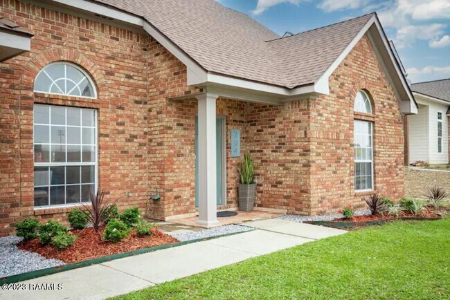 Building Photo - 204 Student Ln