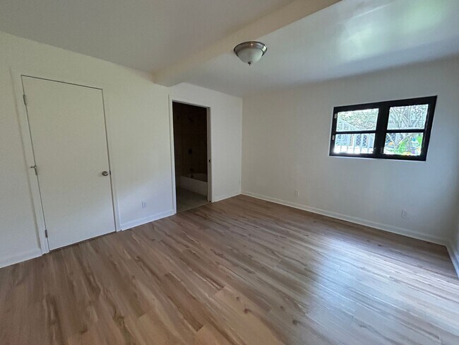 Foto del edificio - Split ACs! 3 Bathrooms! Indoor Laundry!