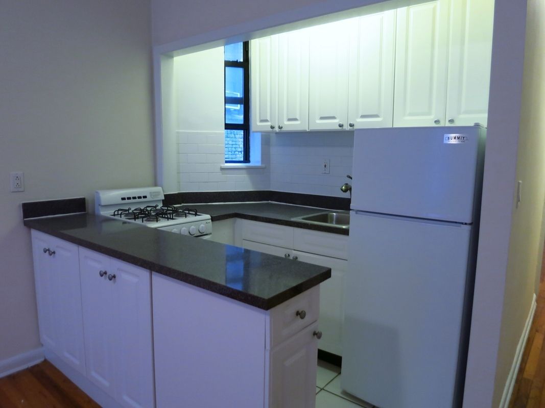 Foto principal - 411 E 74th St