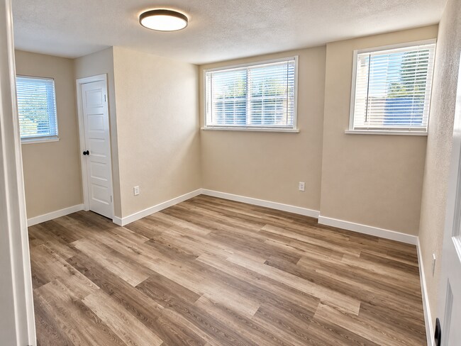 Foto del edificio - 210 N Market Blvd