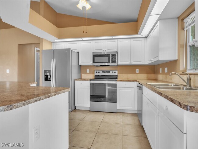 Building Photo - 906 SW 11th Pl