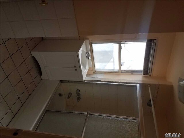 Building Photo - 172-14 90th Ave