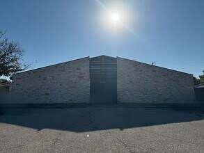 Building Photo - 2316 Andover Dr