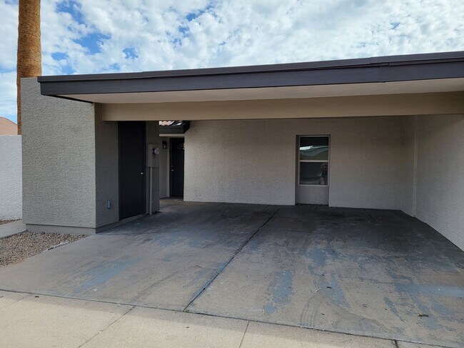 Foto del edificio - Newly Remodeled 2 bed 2 bath Town-homes in Central Phoenix!! Gated and Pool *** Move-in Special! ...