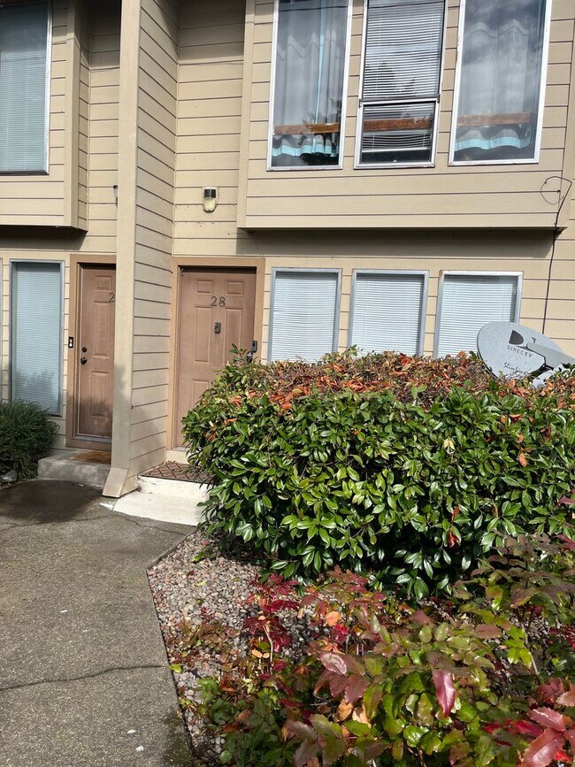 Building Photo - Newly remodeled Condo in great location