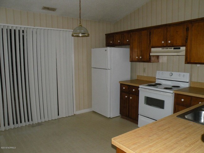 Building Photo - 132 Twin Wood Dr