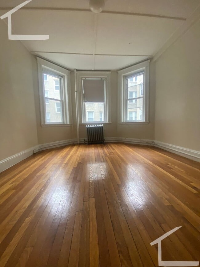 Building Photo - Nicely renovated studio in the heart of Fe...