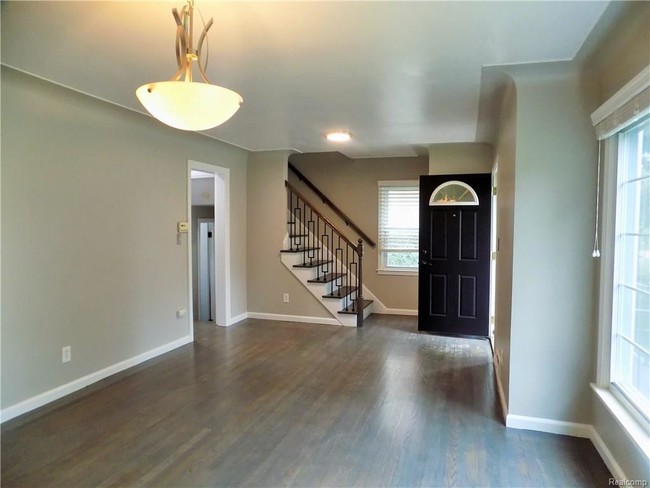 Building Photo - 235 Chippewa Rd