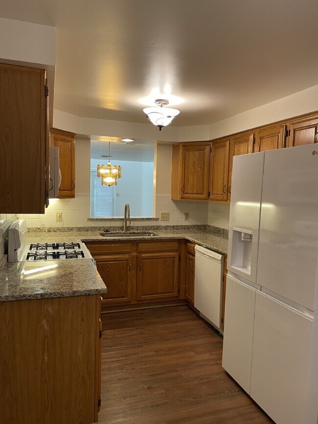 Building Photo - Beautiful condo! Move in ready!