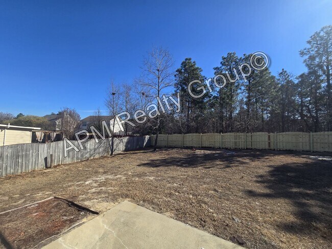 Building Photo - Spacious three bedroom home in the Northeast