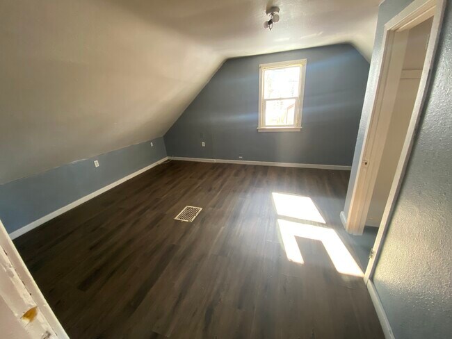 Building Photo - 836 Hays Park Ave