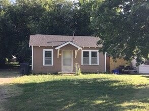 Building Photo - 2215 Cashion Pl