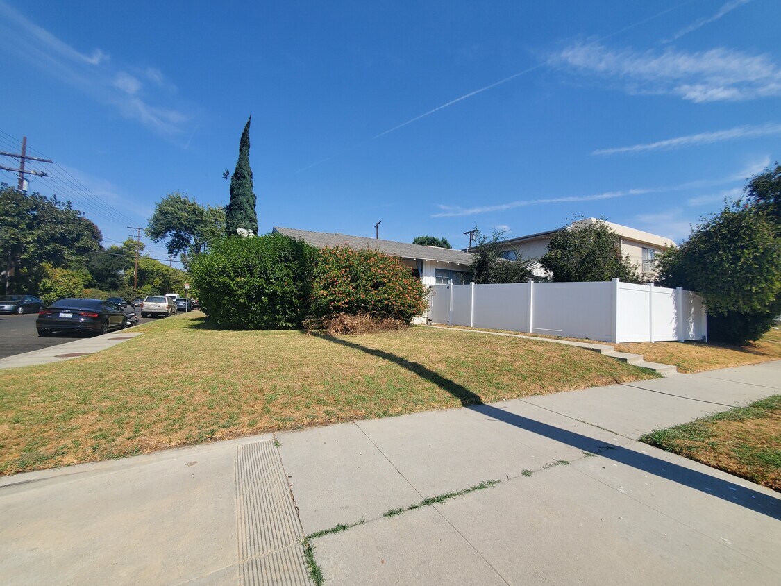 Foto principal - 13525 Burbank Blvd