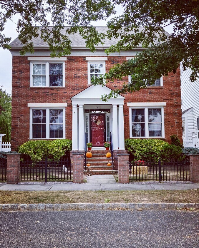Main entrance - 1273 Park St