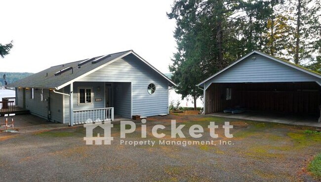 Building Photo - Waterfront Living in Seabeck!