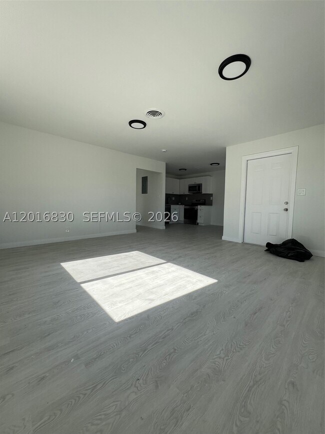 Foto del edificio - 1831 NE 56th St