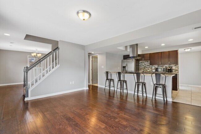 Foto del edificio - 7825 Ridge Rd