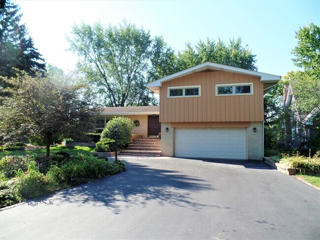 Building Photo - 661 Foster Ave